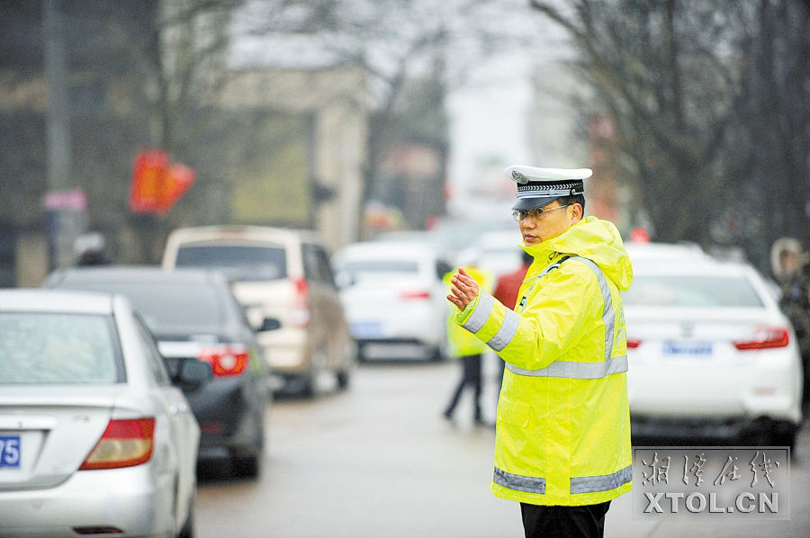 春节期间,交警坚守岗位指挥交通.