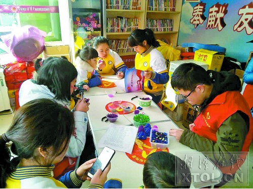 大人小孩围成一桌，制作玫瑰花工艺品。