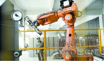 迅达科技集团拉丝抛光机器人在工作。(陈旭东 摄)