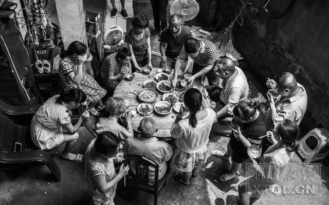 全家人围桌而食,温馨而热闹