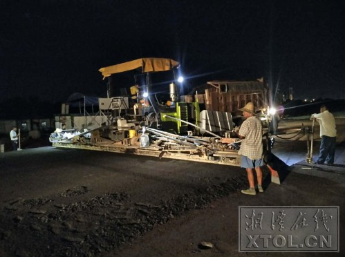 夜晚的沿江风光带八标段施工现场
