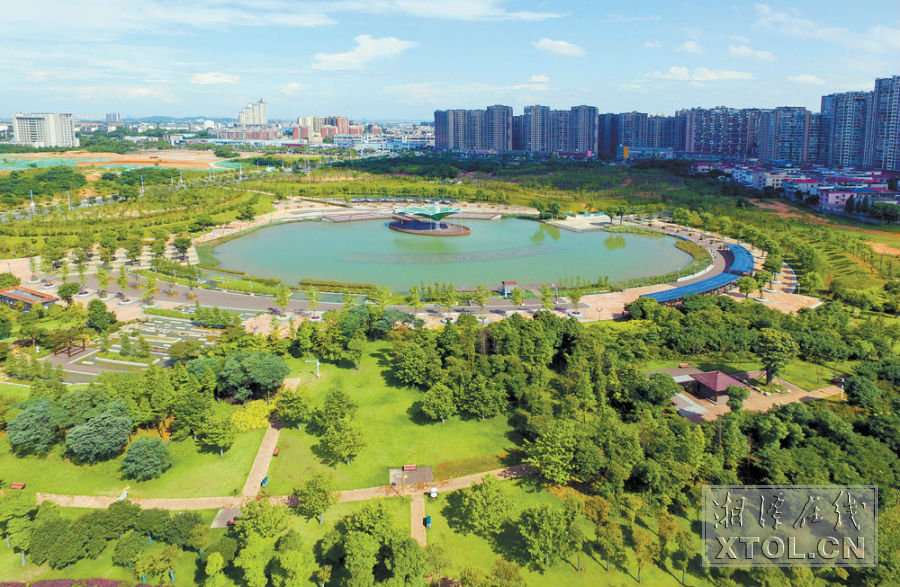 图为绿树成荫的滴水湖公园.(记者 方阳