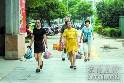 步行出行,既环保,又锻炼了身体。