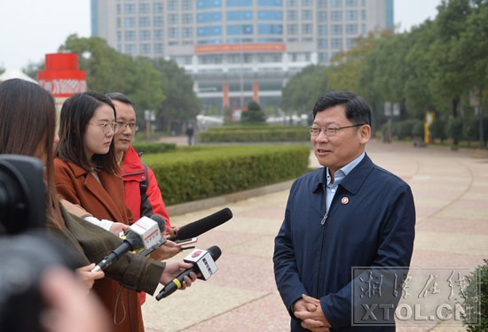 市委书记、市人大常委会主任曹炯芳接受媒体采访(记者 陈旭东 摄)