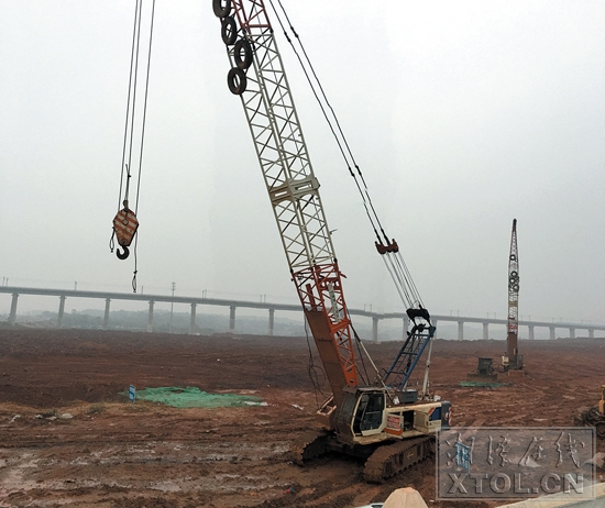 长株潭f2赛车项目工地上,大型强夯机械正在进行施工.