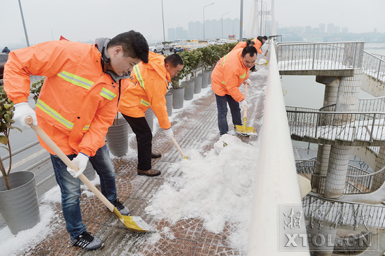 冰雪中，雨湖环卫人冲在最前线