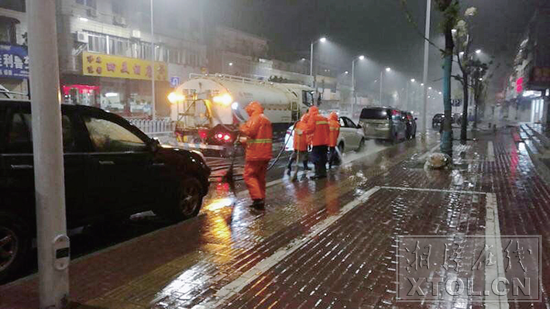 人机结合，夜间冲洗马路