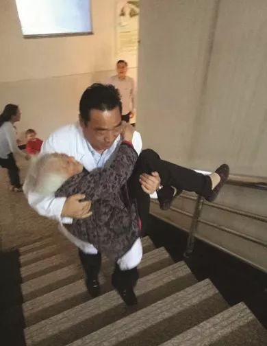 挂完号后,老太太要到二楼科室就诊,可是走到一楼楼梯口犯了难,老太太