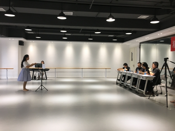 自弹自唱与合唱指挥