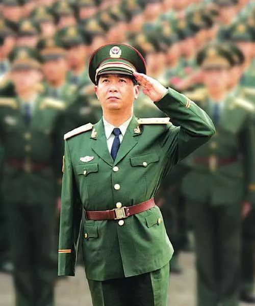 人民的崇高精神 展现得淋漓尽致 年近百岁,一心为民 您抬手敬礼的瞬间
