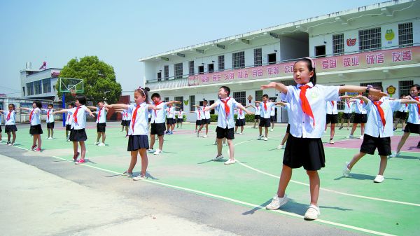 正江学校身着校服的孩子们在做课间操。（岳塘区教育局提供）