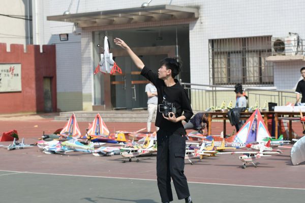 湘潭市十一中科技体育开放日活动让学子"大开眼界"