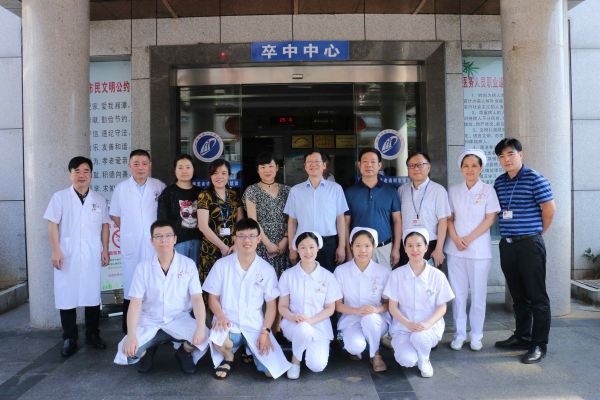 市政协副主席周佩珞一行到湘潭市第一人民医院送清凉