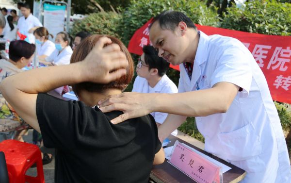 骨科专家吴楚君在作检查