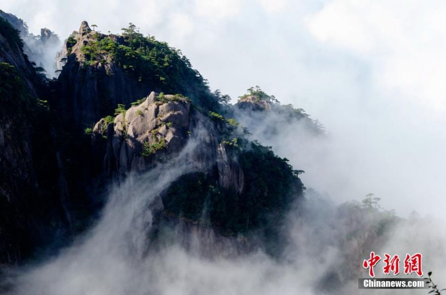 安徽黄山秋日云雾如纱 随风漂浮缠绕山峰