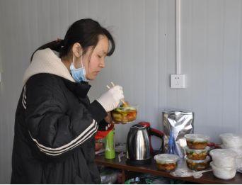 爱心餐饮店为一线防疫人员送盒饭