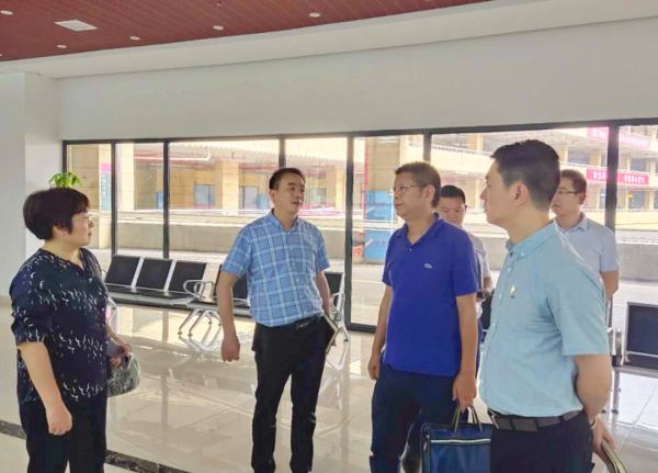 杨欣荣调度岳塘国际商贸城办事服务大厅运行工作