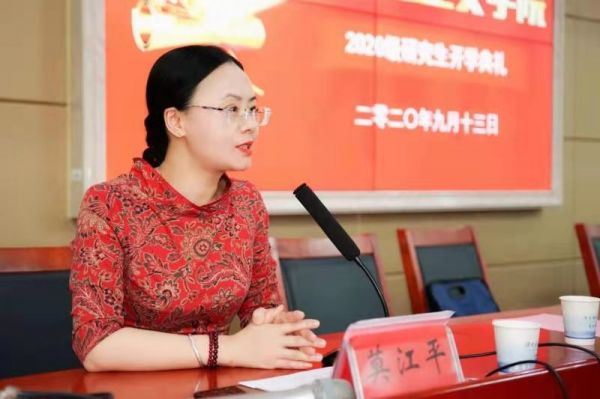 莫江平在为学生授课