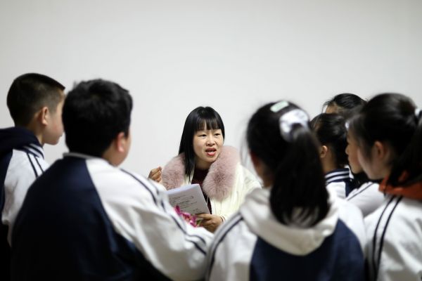 郭启艳耐心辅导学生。