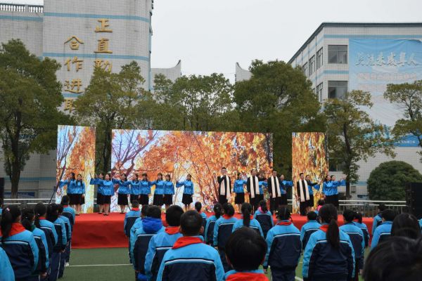 岳塘区湘钢三校校本课程国学诵读,引导孩子们学习国学经典.