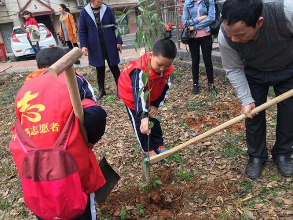 湘机小学教育集团学子以实际行动弘扬雷锋精神