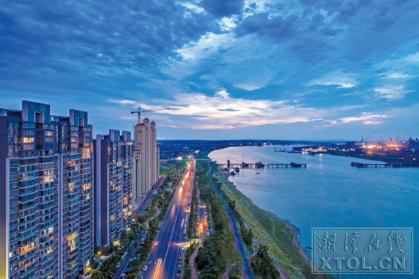 濱江風光帶夜景.