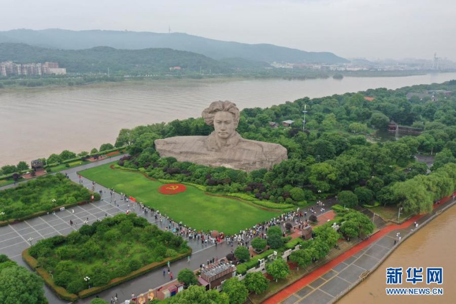 5月25日,遊人在橘子洲景區參觀遊覽(無人機照片).新華社發(劉振軍 攝)